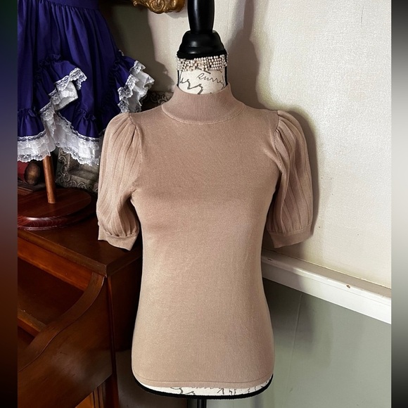 Tahari Short Sleeve Mock
Neck Gold Pullover
Sweater Size XS NWOT
58.00 - Picture 1 of 6